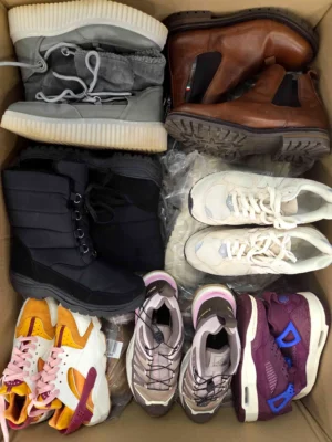 The photo shows a package with footwear in the category CSU.