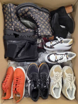 The photo shows a package with footwear in the category CSU.