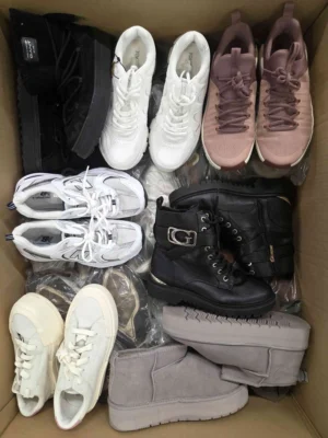The photo shows a package with footwear in the category CSU.