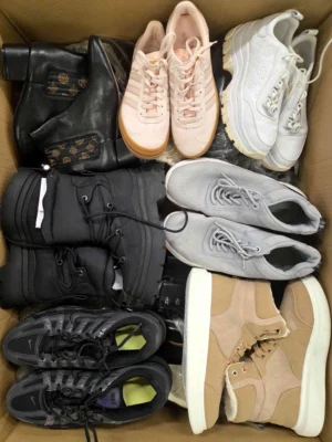 The photo shows a package with footwear in the category CSU.