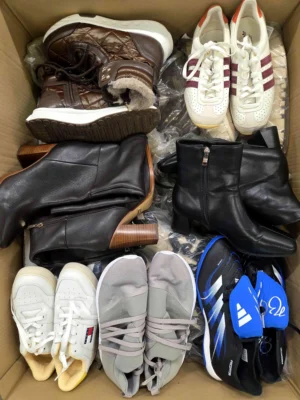 The photo shows a package with footwear in the category CSU.