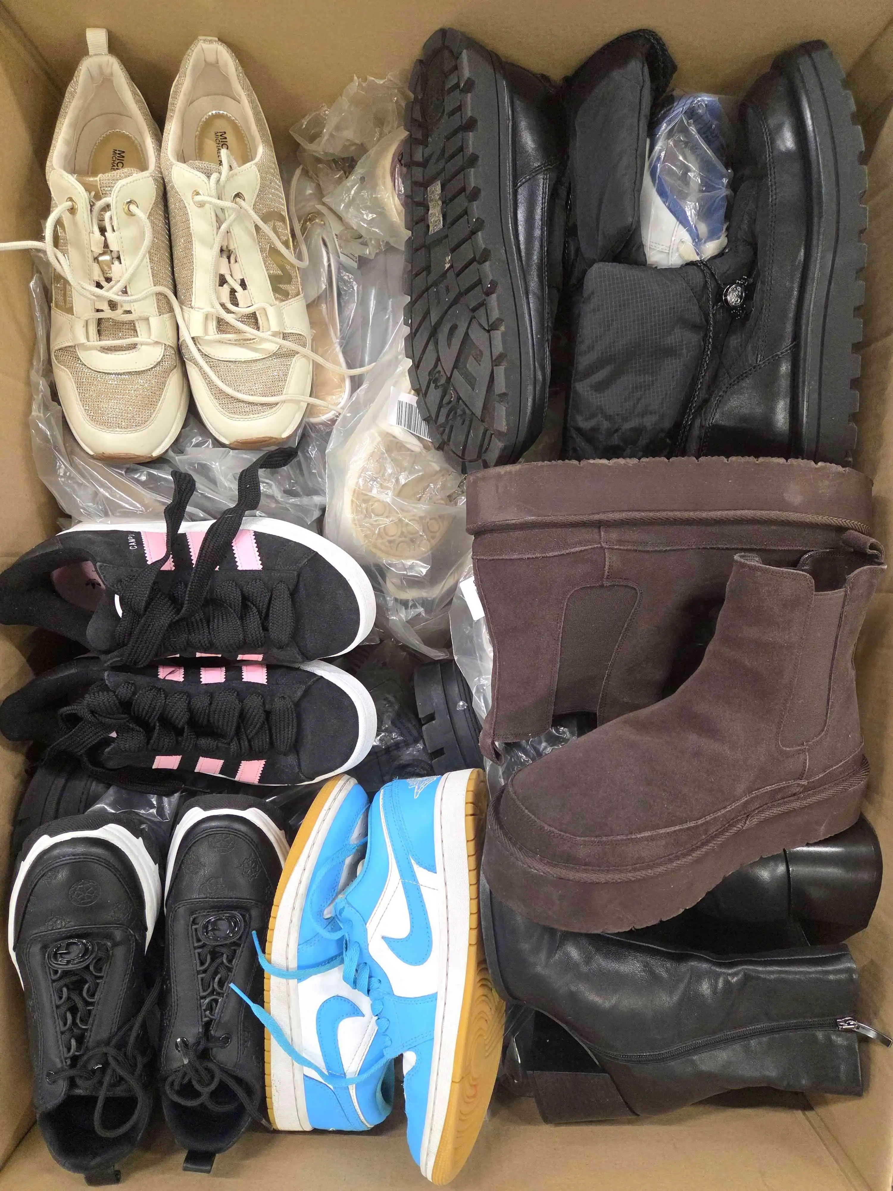 CSU1291 3 The photo shows a package with footwear in the category CSU.