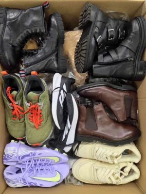 The photo shows a package with footwear in the category CSU.