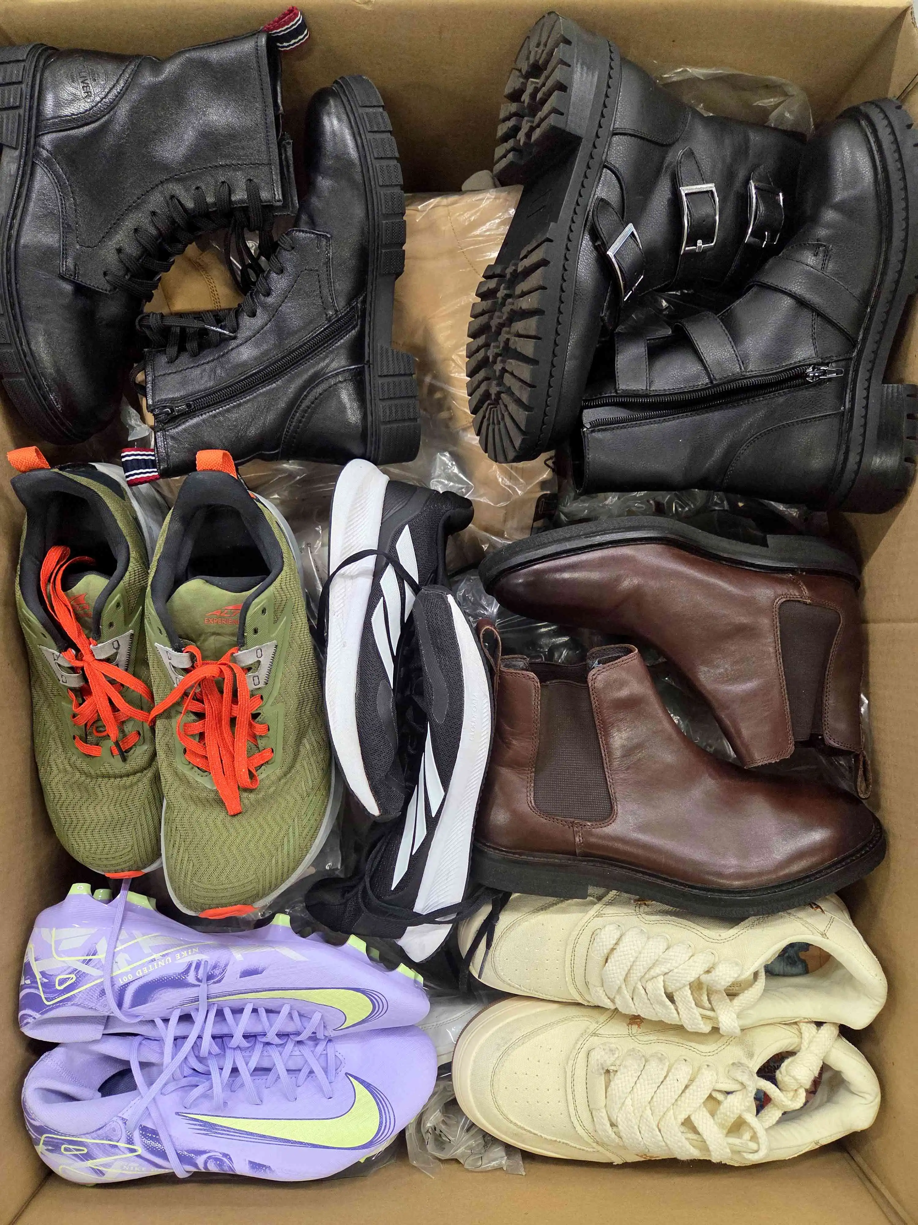 CSU1293 3 The photo shows a package with footwear in the category CSU.