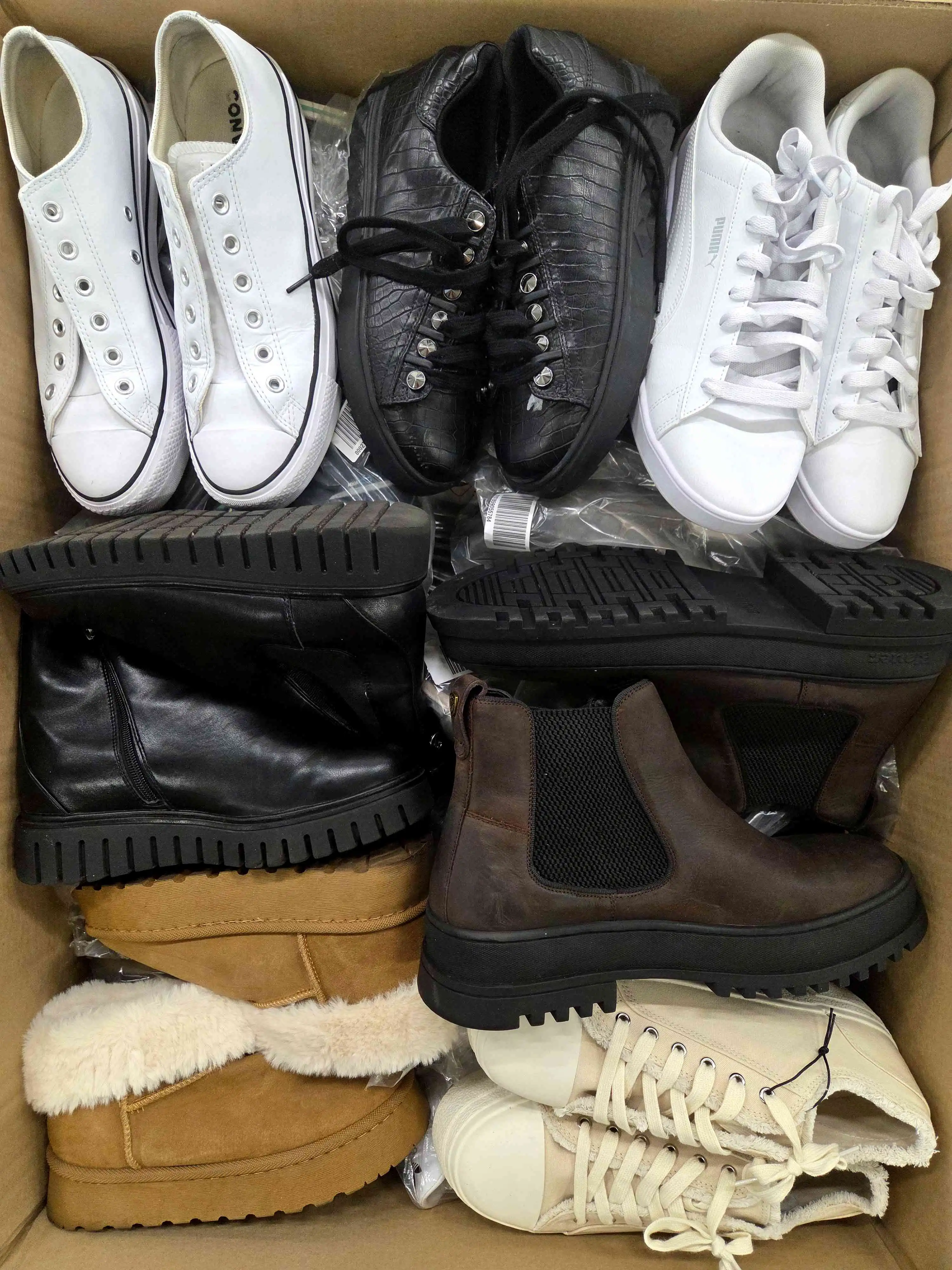 CSU1296 3 The photo shows a package with footwear in the category CSU.