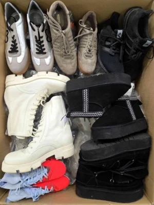 The photo shows a package with footwear in the category CSU.