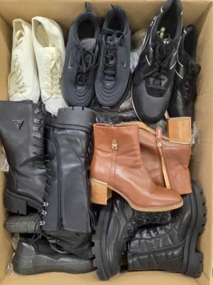 The photo shows a package with footwear in the category CSU.
