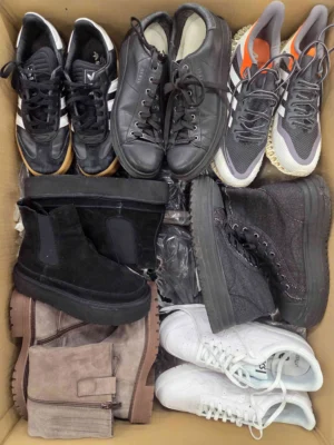 The photo shows a package with footwear in the category CSU.