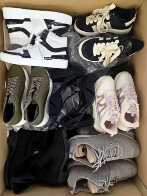 The photo shows a package with footwear in the category CSU.