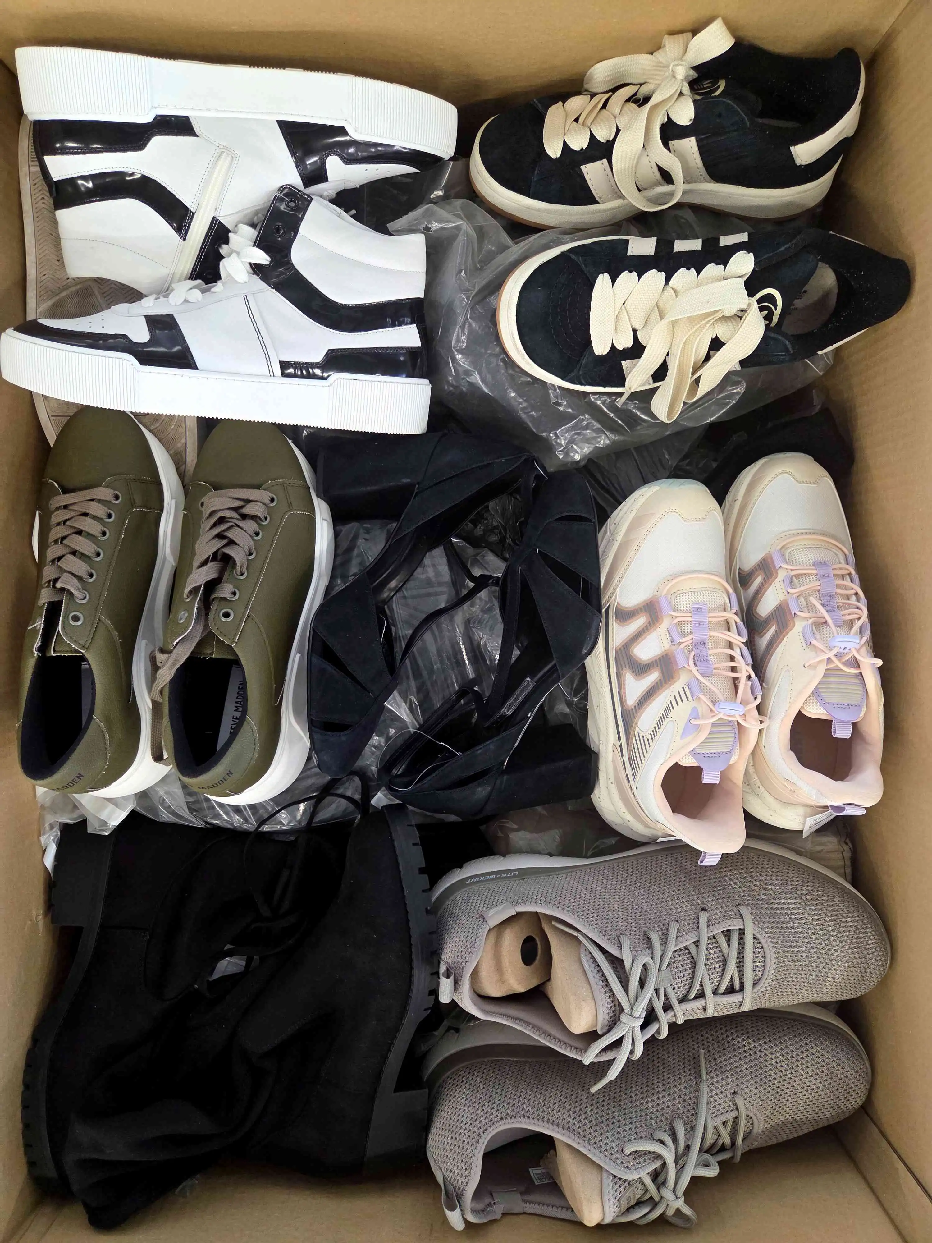 CSU1301 3 The photo shows a package with footwear in the category CSU.