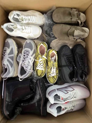 The photo shows a package with footwear in the category CSU.