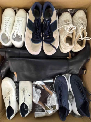 The photo shows a package with footwear in the category CSU.