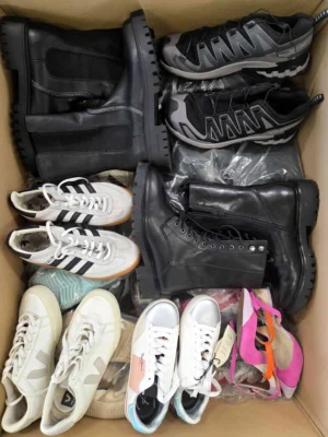 The photo shows a package with footwear in the category CSU.