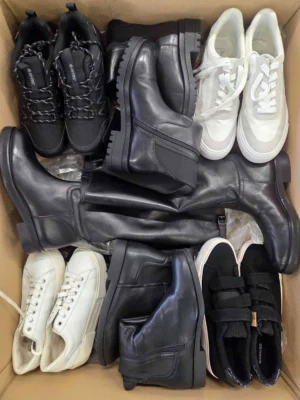 The photo shows a package with footwear in the category CSU.