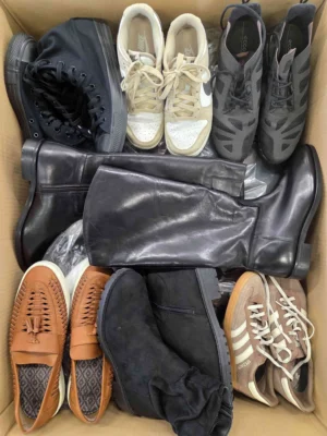 The photo shows a package with footwear in the category CSU.