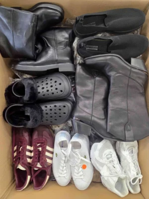 The photo shows a package with footwear in the category CSU.