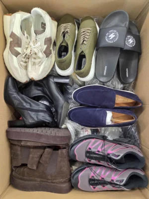 The photo shows a package with footwear in the category CSU.