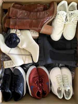 The photo shows a package with footwear in the category CSU.