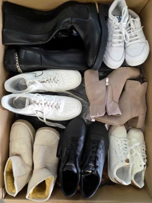 The photo shows a package with footwear in the category CSU.