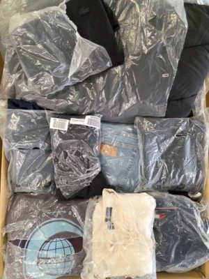 The photo shows a package with clothing in the category D.