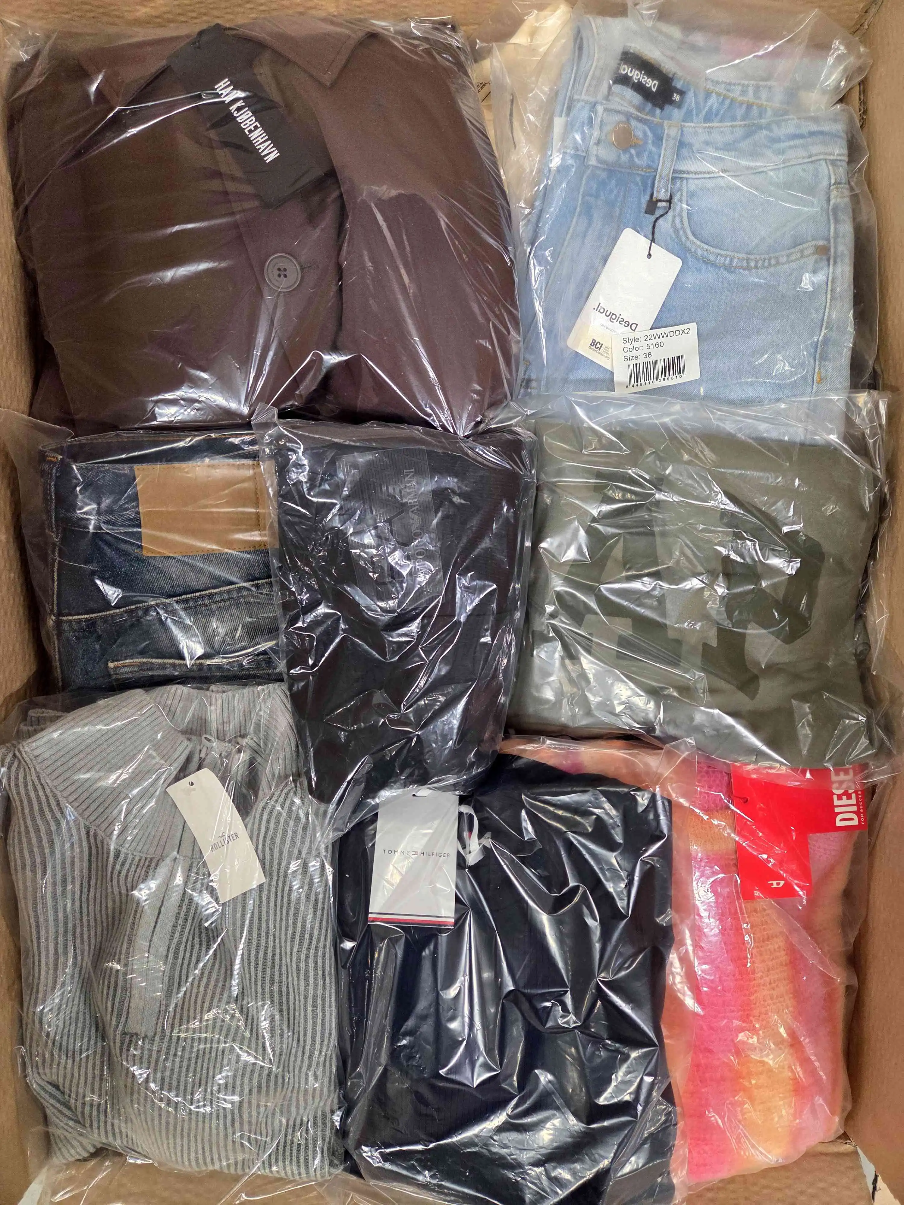 B1451 3 The photo shows a package with clothing in the category B.