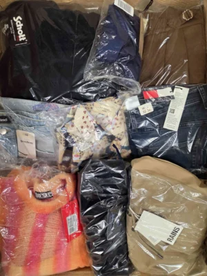 The photo shows a package with clothing in the category B.