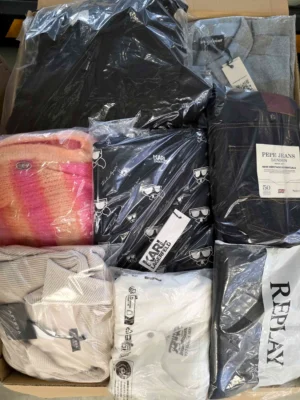 The photo shows a package with clothing in the category B.