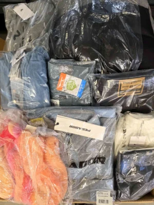 The photo shows a package with clothing in the category B.