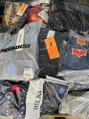 The photo shows a package with clothing in the category B.