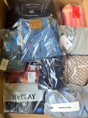 The photo shows a package with clothing in the category B.