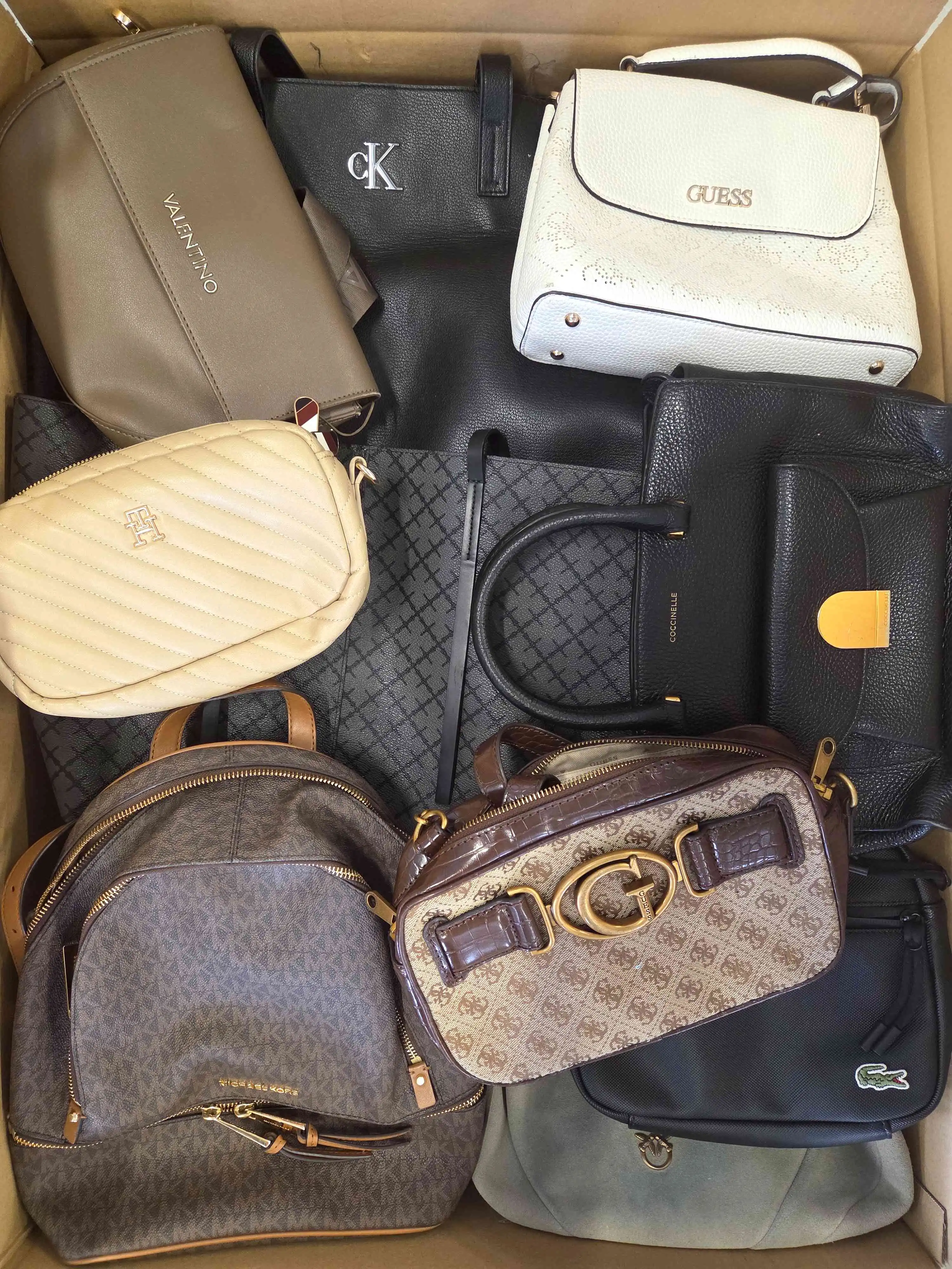 HC1488 3 The picture shows a package with accessories in the category HC.