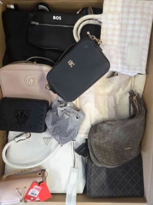 The picture shows a package with accessories in the category HC.