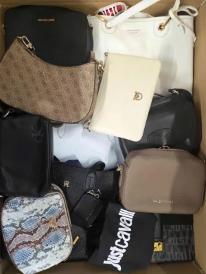 The picture shows a package with accessories in the category HC.