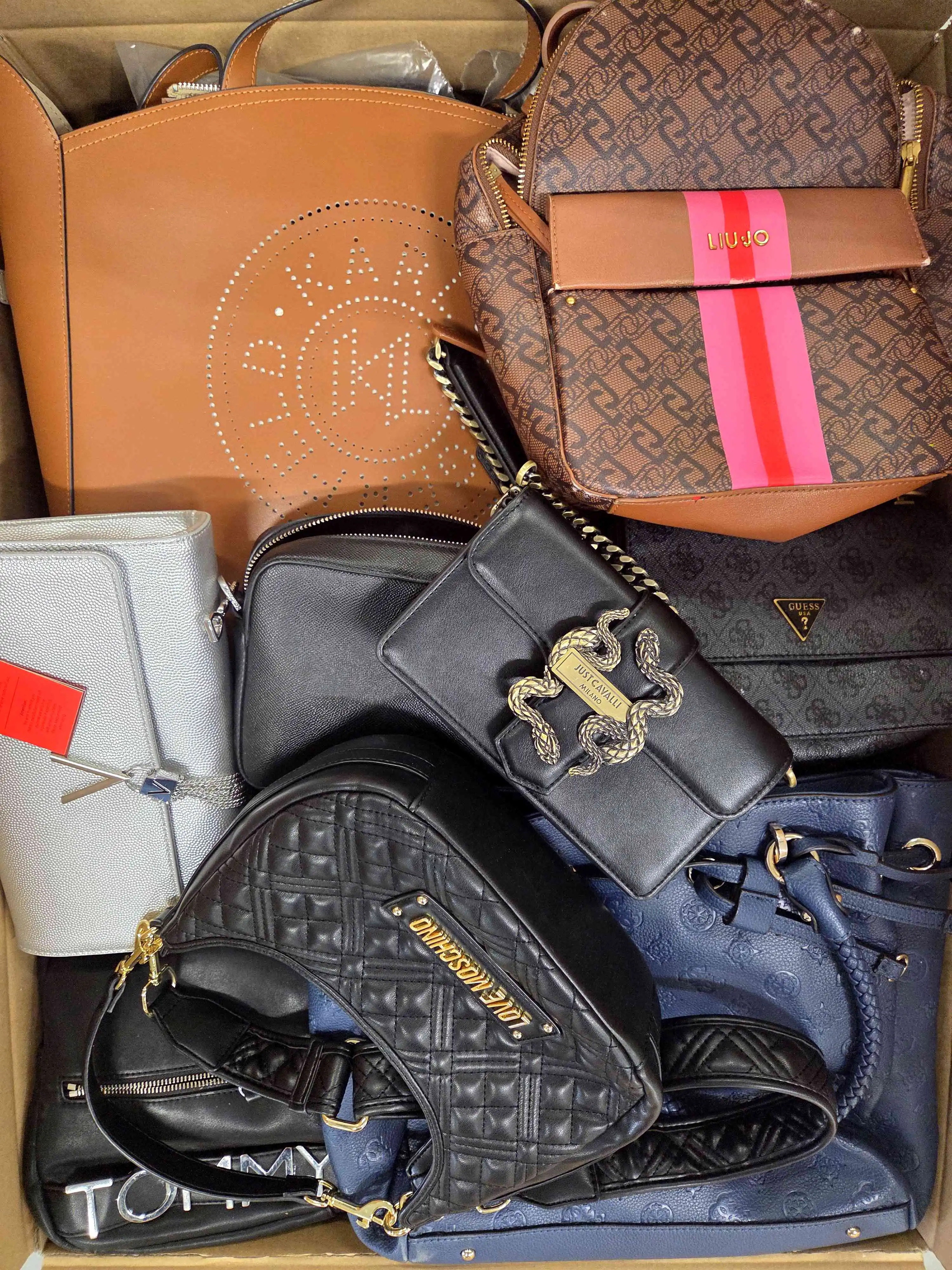 HC1515 3 The picture shows a package with accessories in the category HC.