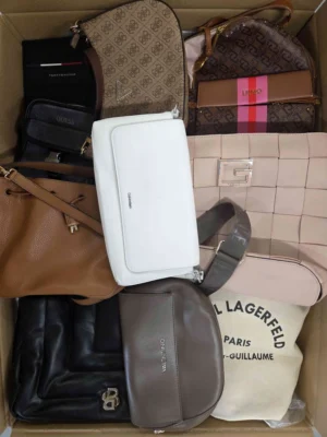 The picture shows a package with accessories in the category HC.