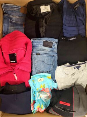 The photo shows a package with clothing in the category U.