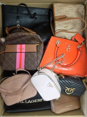 The picture shows a package with accessories in the category HC.