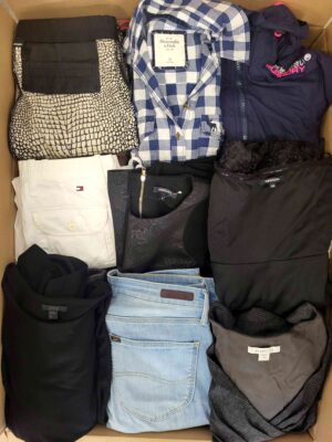 The photo shows a package with clothing in the category U.