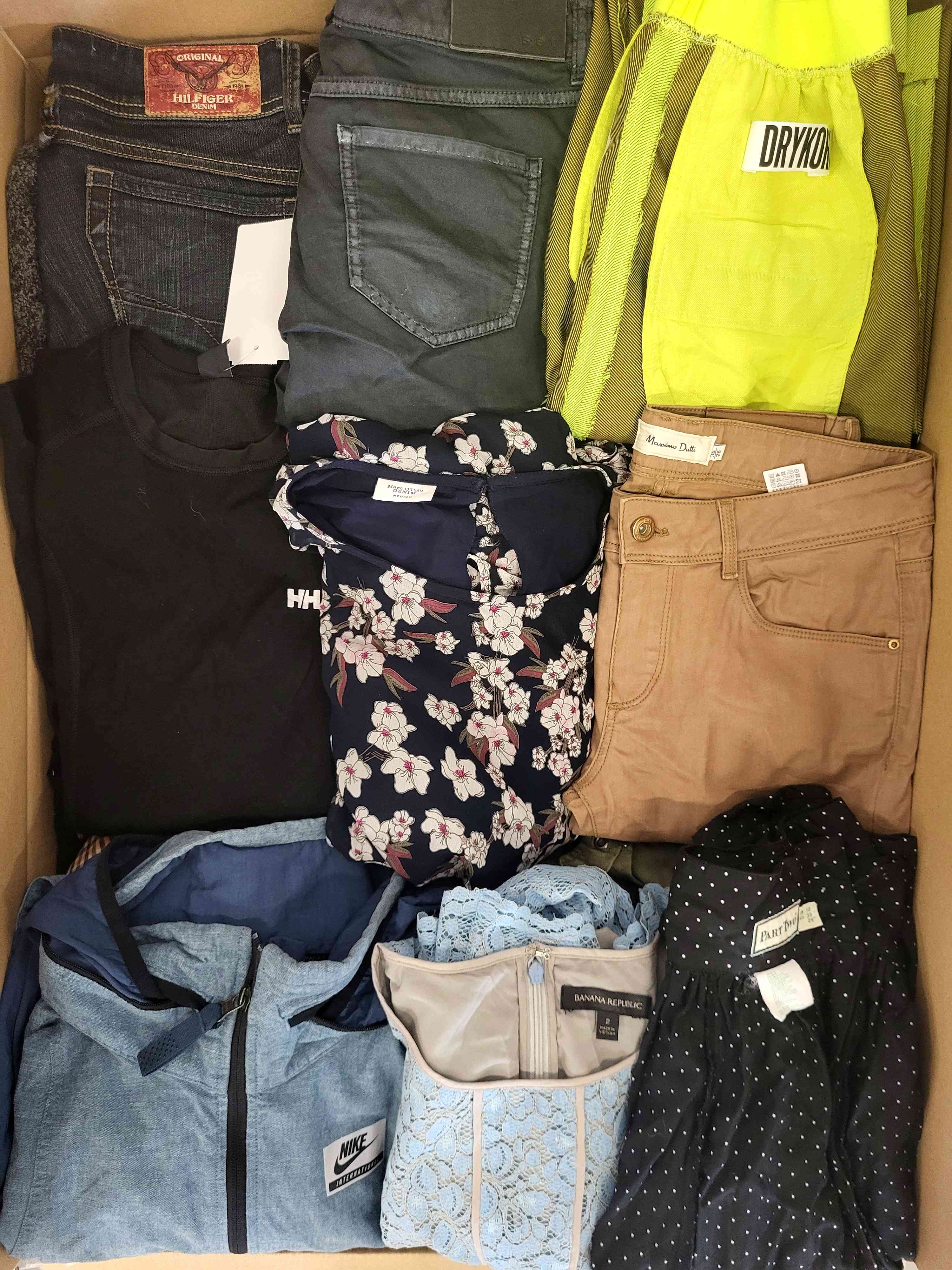 U1519 3 The photo shows a package with clothing in the category U.