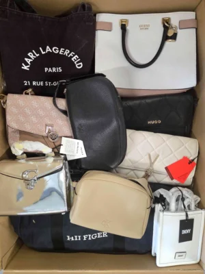 The picture shows a package with accessories in the category HC.