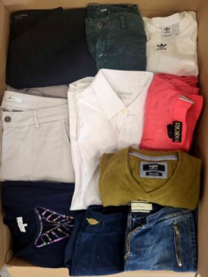 The photo shows a package with clothing in the category U.