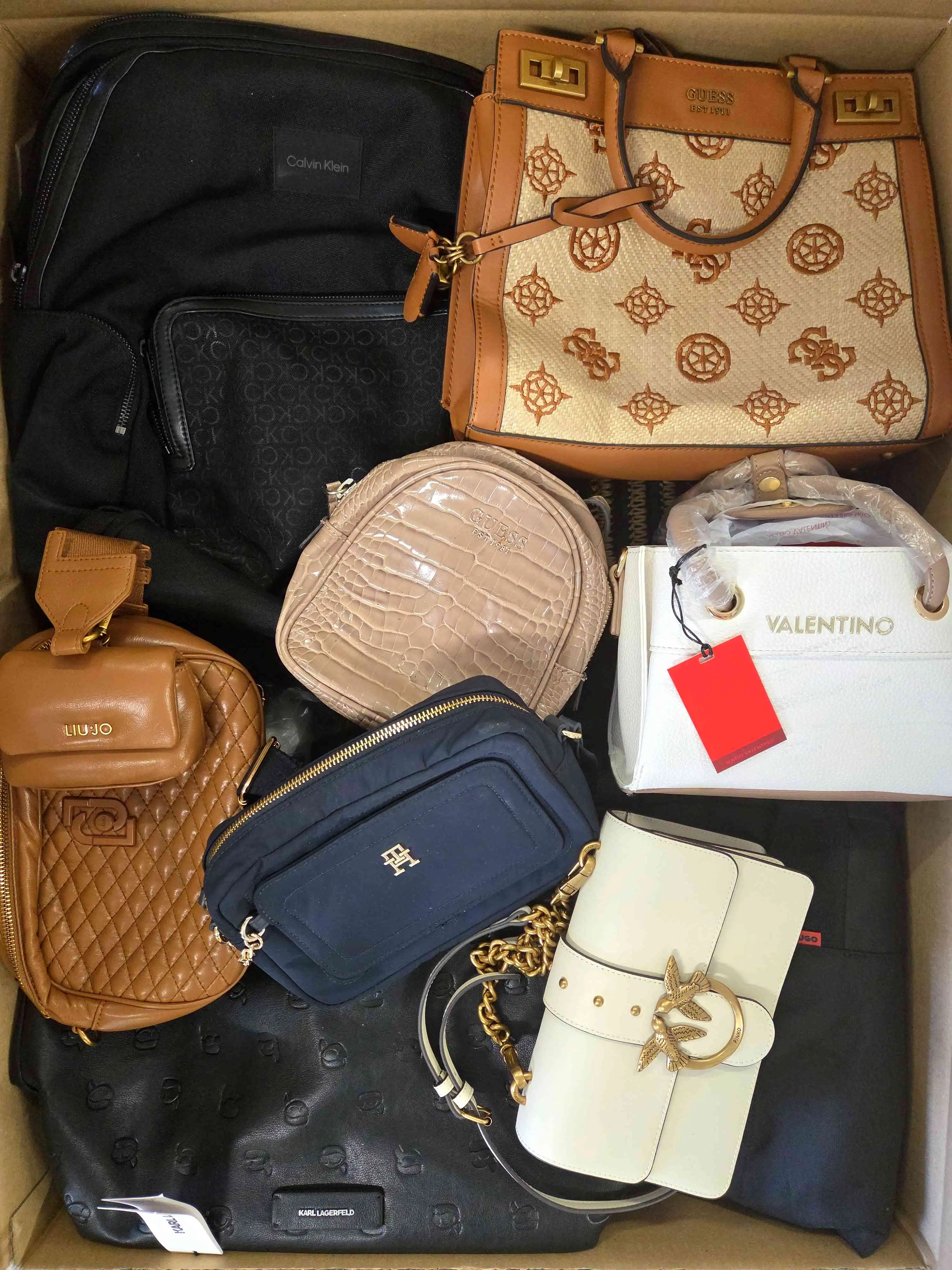 HC1521 3 The picture shows a package with accessories in the category HC.