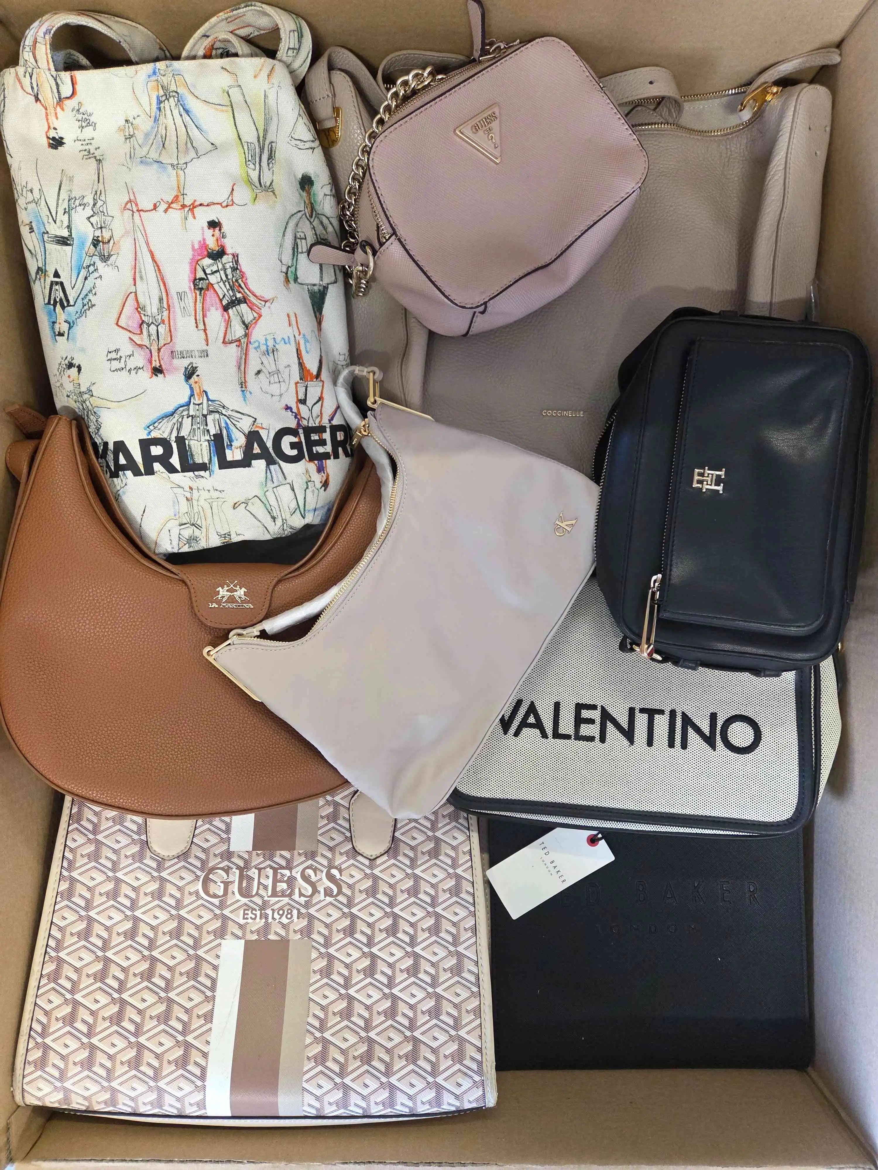 HC1523 3 The picture shows a package with accessories in the category HC.