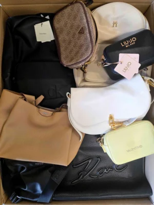 The picture shows a package with accessories in the category HC.