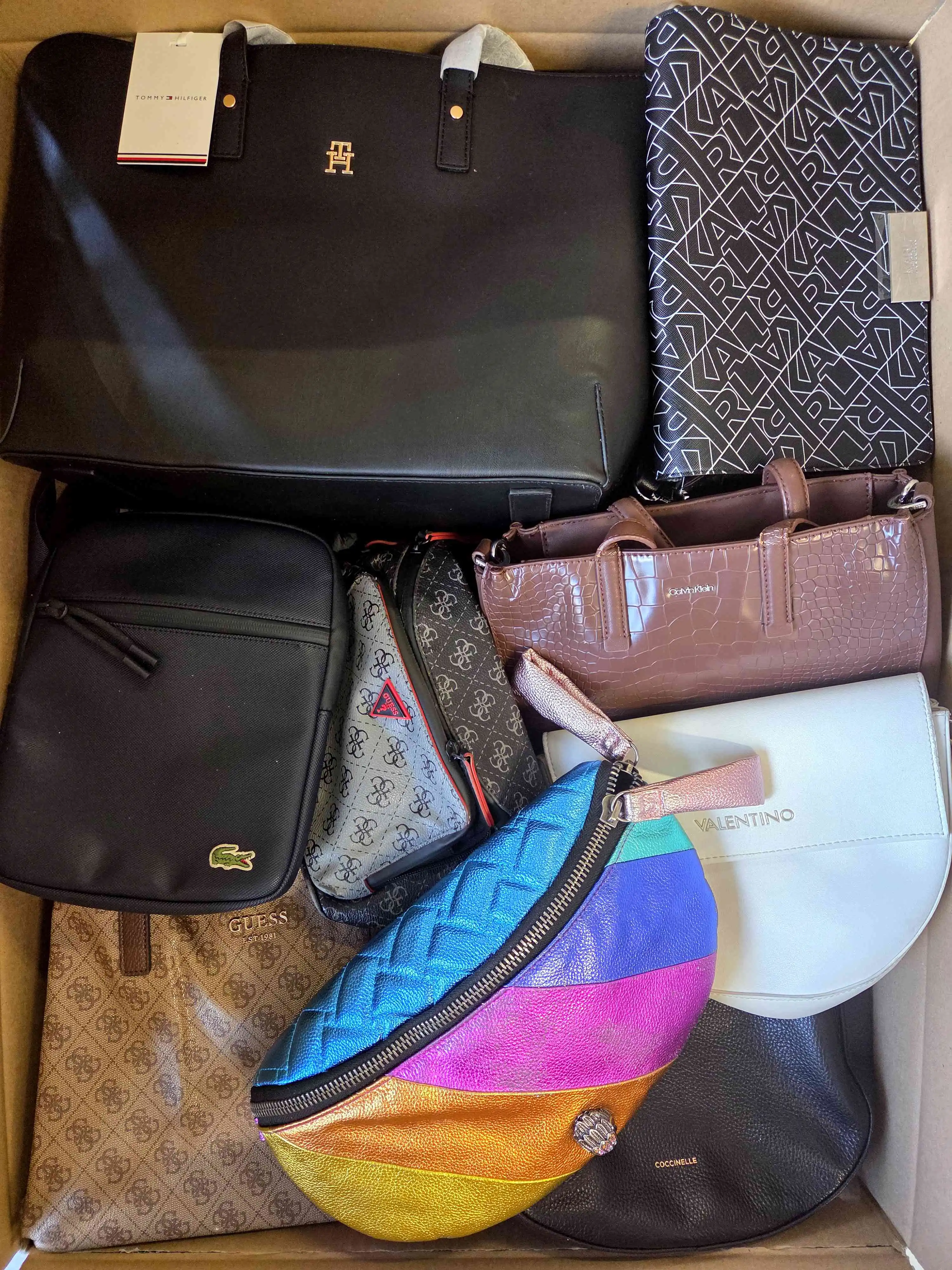 HC1525 3 The picture shows a package with accessories in the category HC.