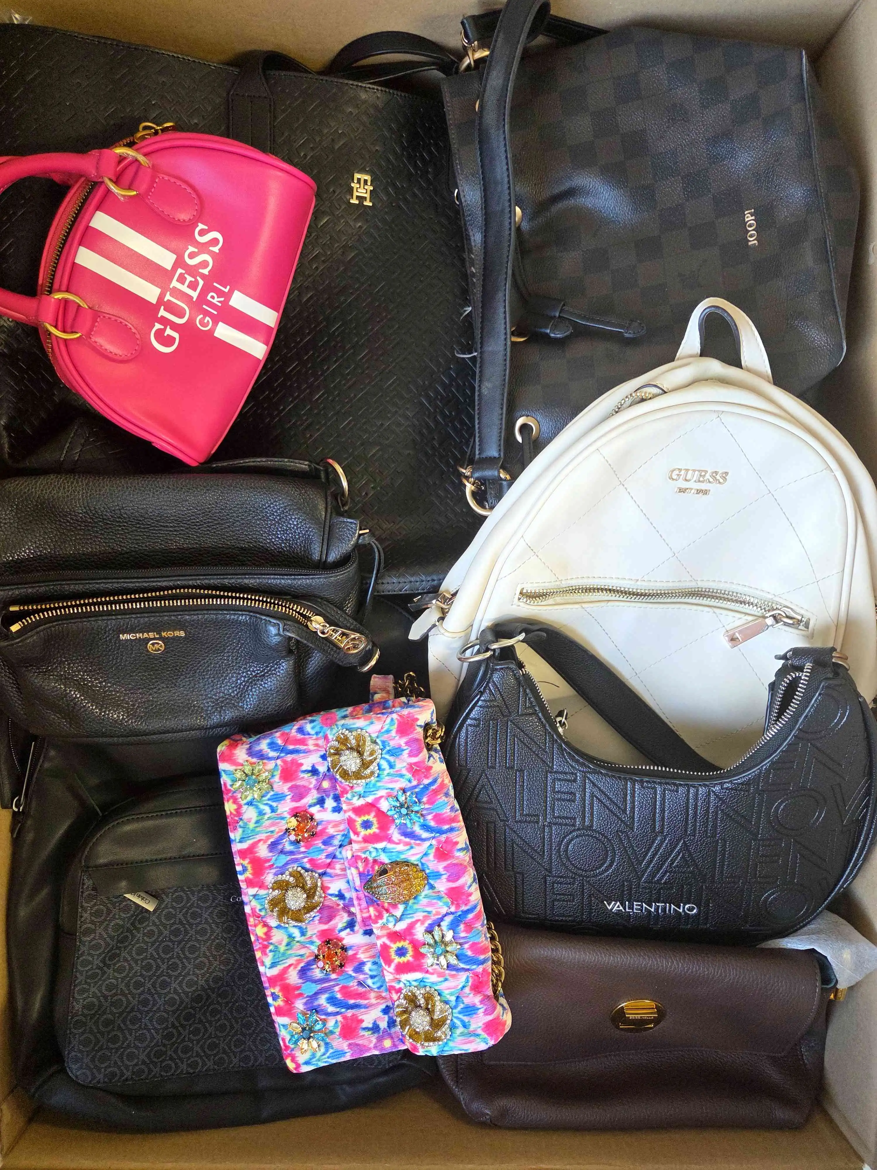 HC1526 3 The picture shows a package with accessories in the category HC.