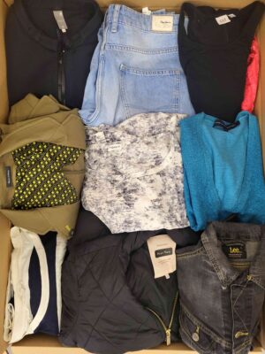 The photo shows a package with clothing in the category U.