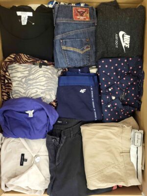 The photo shows a package with clothing in the category U.