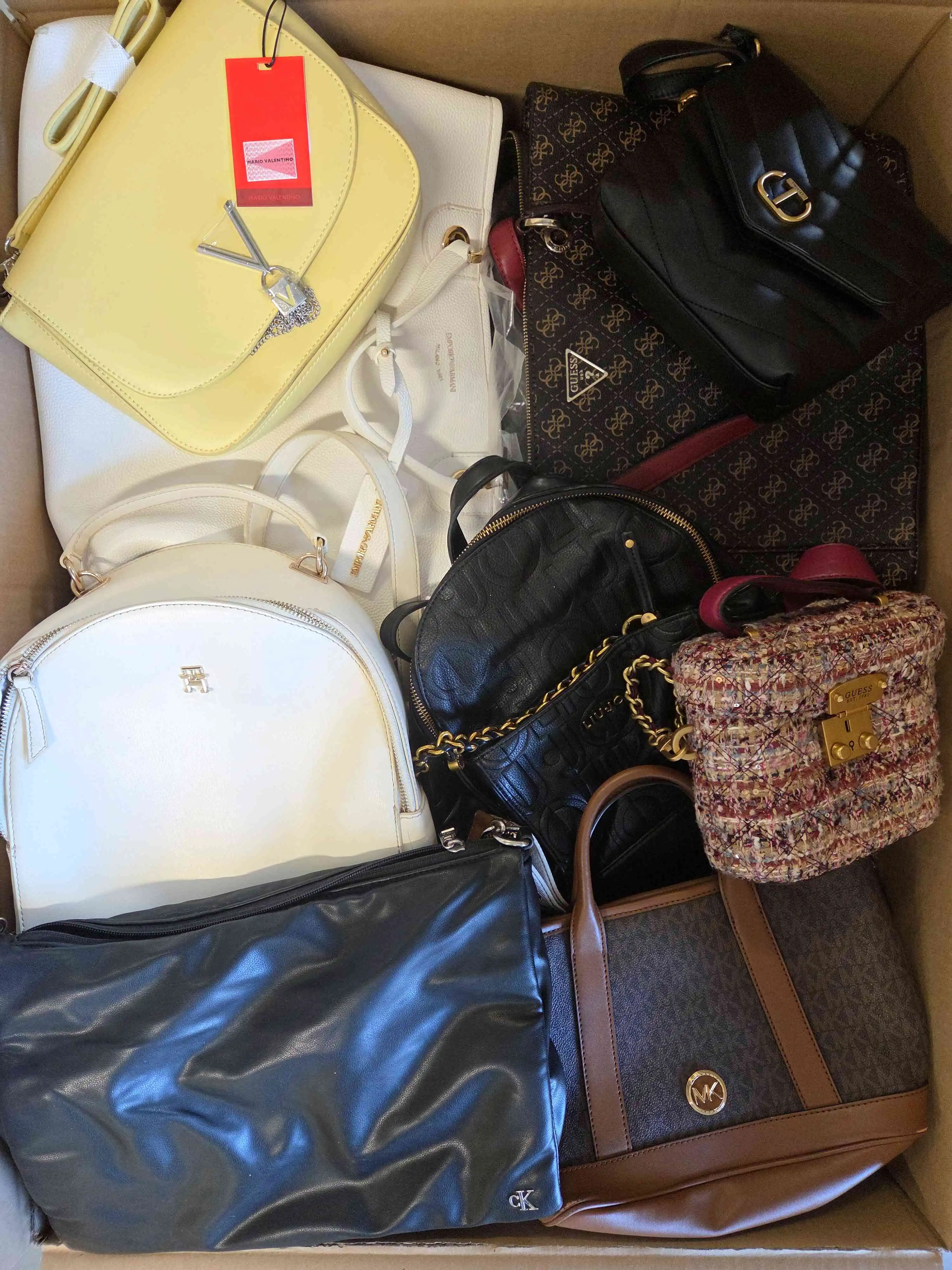 HC1529 2 The picture shows a package with accessories in the category HC.