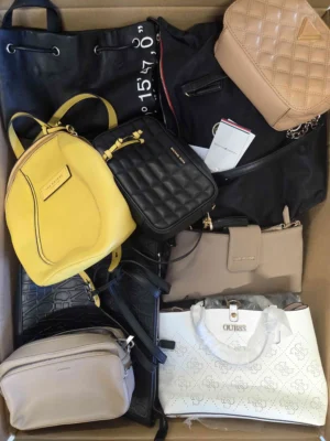 The picture shows a package with accessories in the category HC.